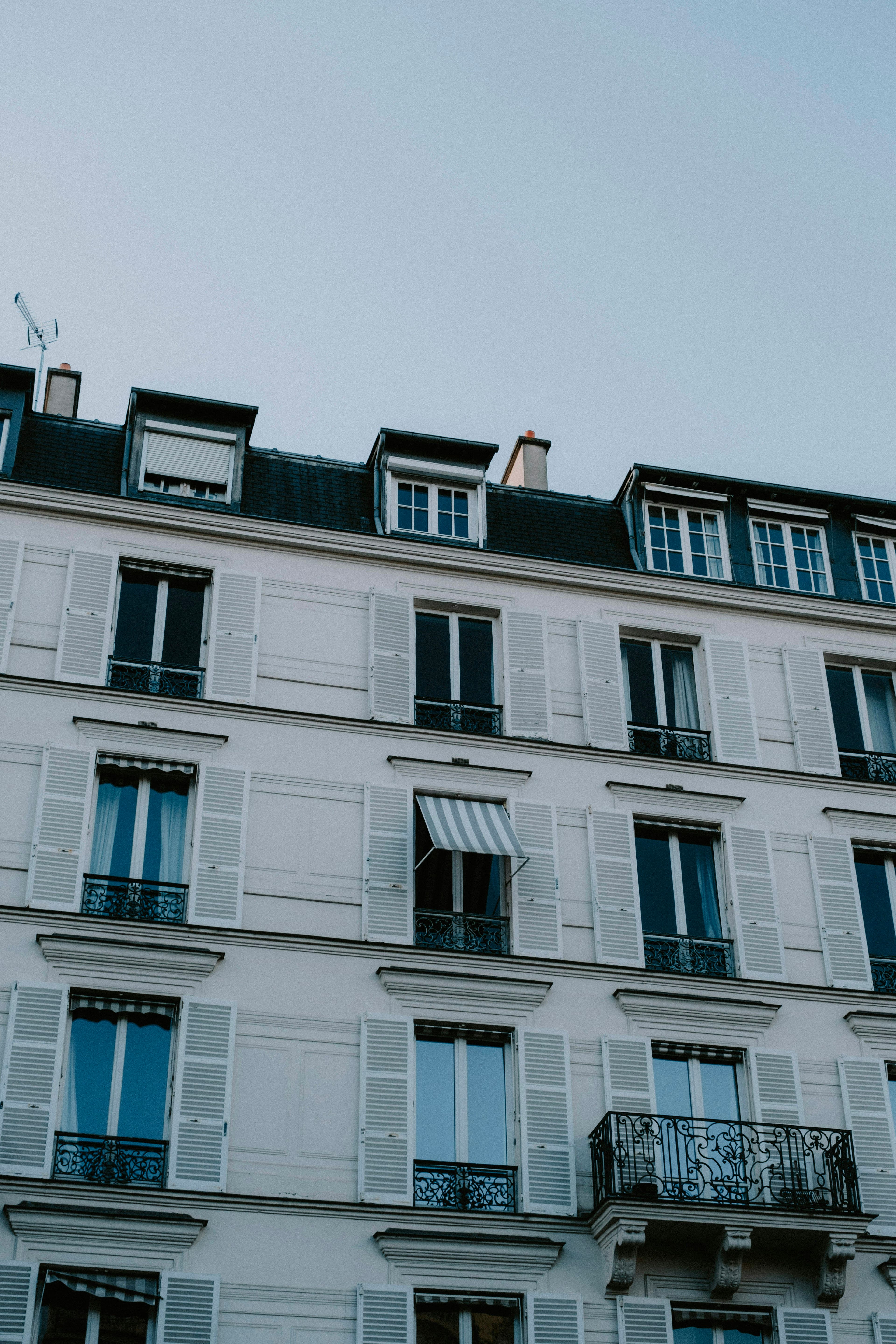 Façade haussmannienne parisienne sous un ciel clair du matin