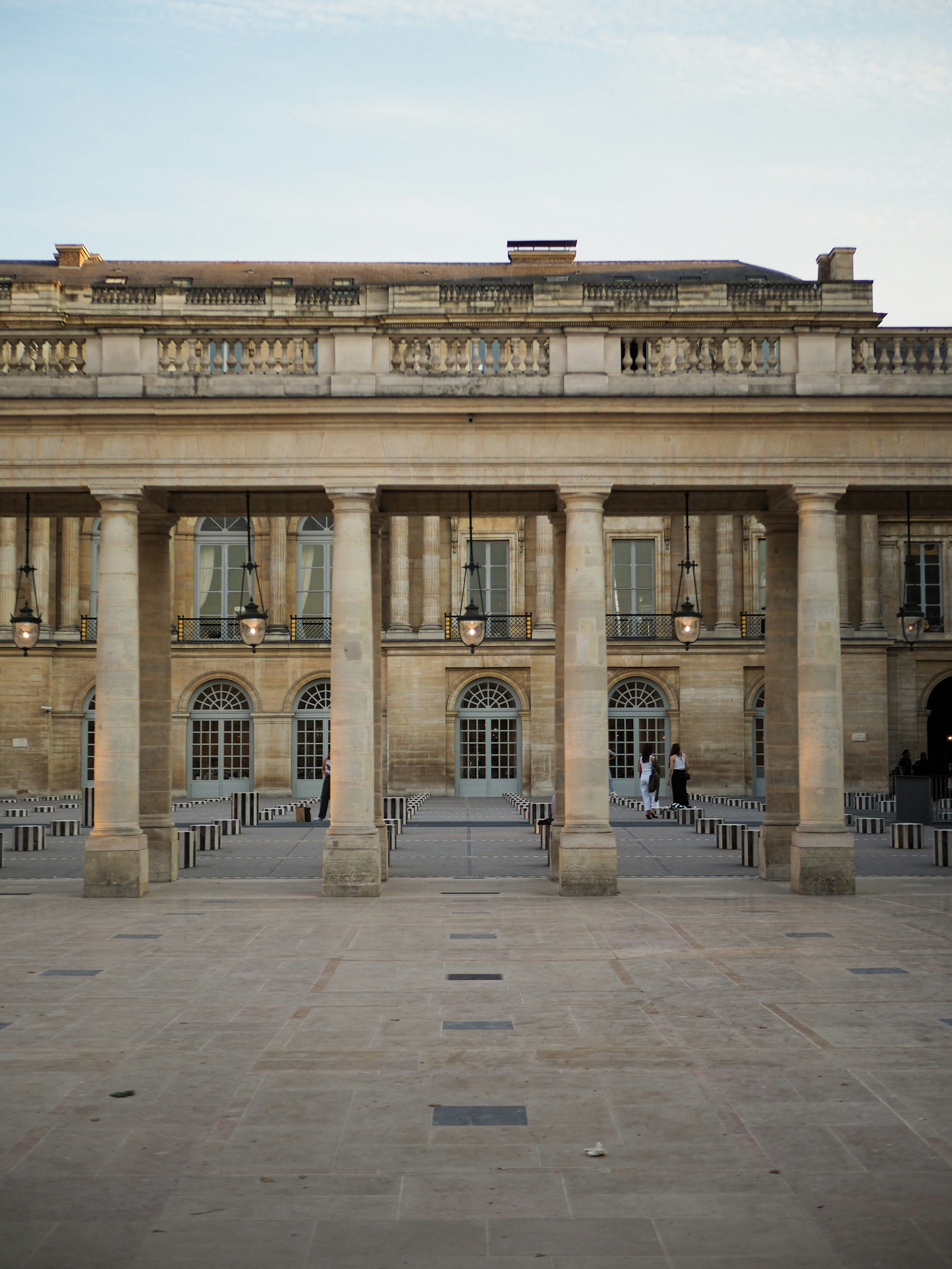 Colonnade et horloge d’un bâtiment institutionnel parisien