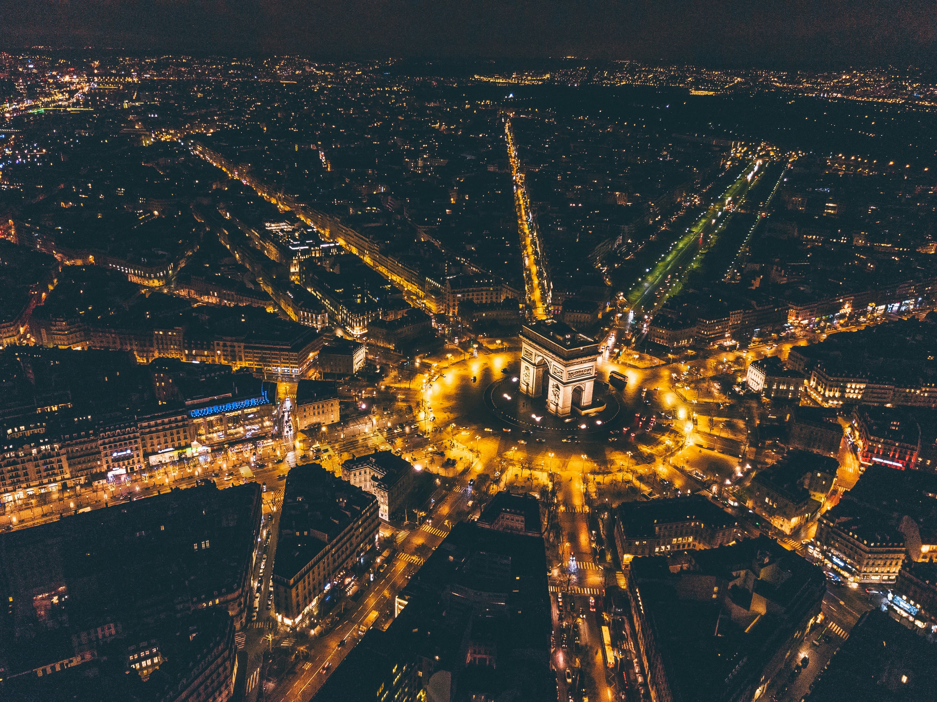 Vue aérienne de la place de l’Étoile et de l’Arc de Triomphe de nuit