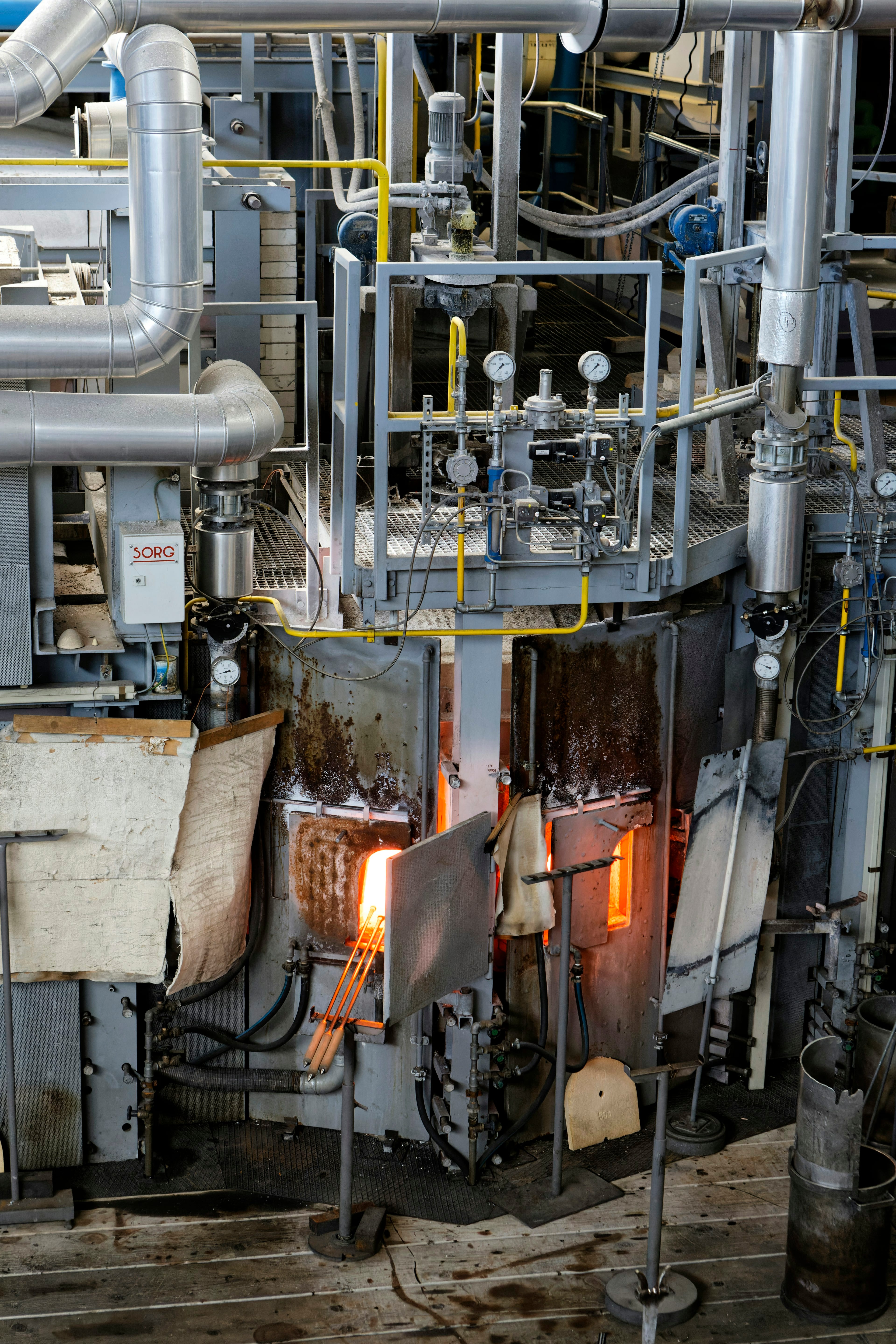 Machines et installations à l’intérieur d’une usine