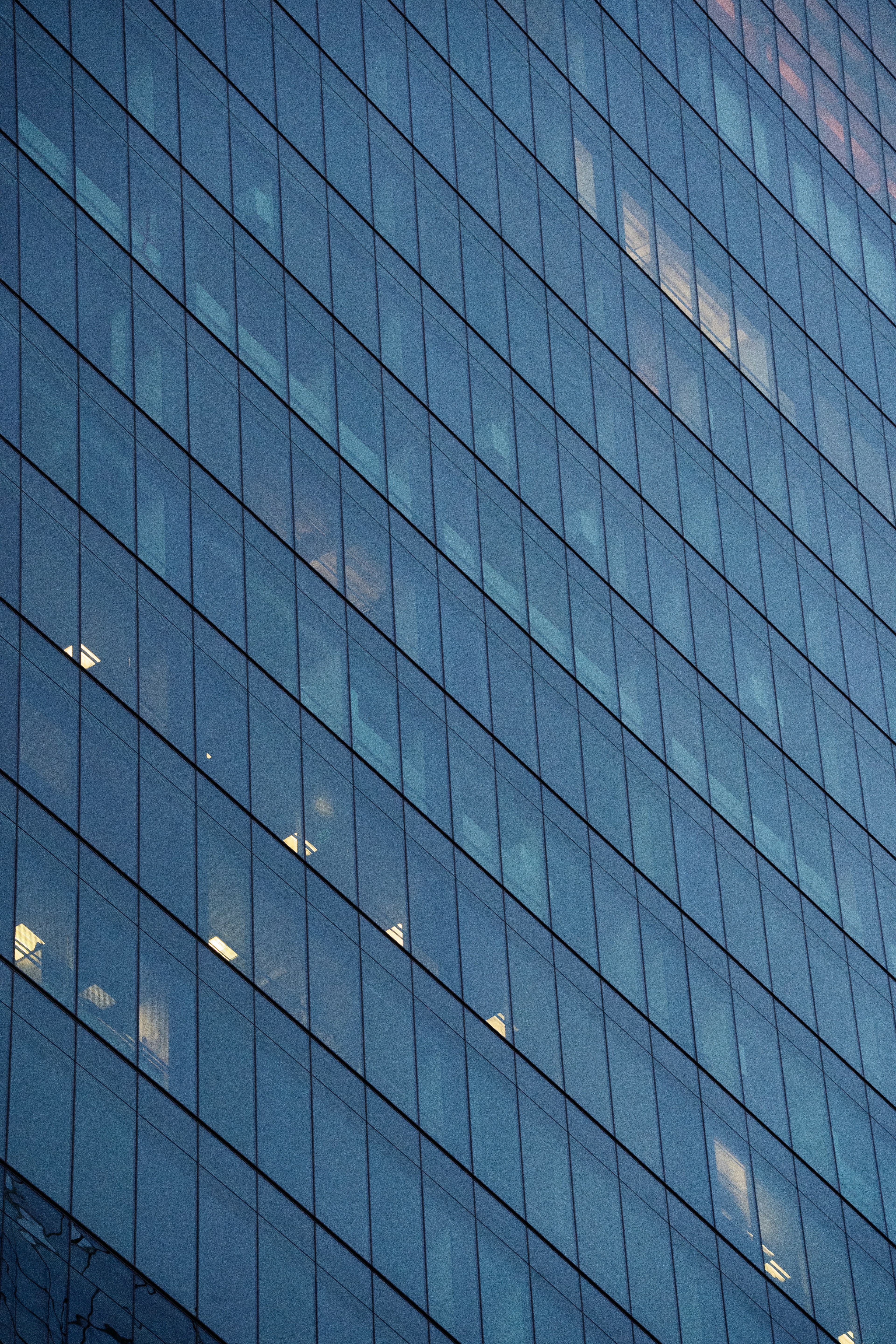 Façade vitrée d’un immeuble de bureaux, lignes régulières
