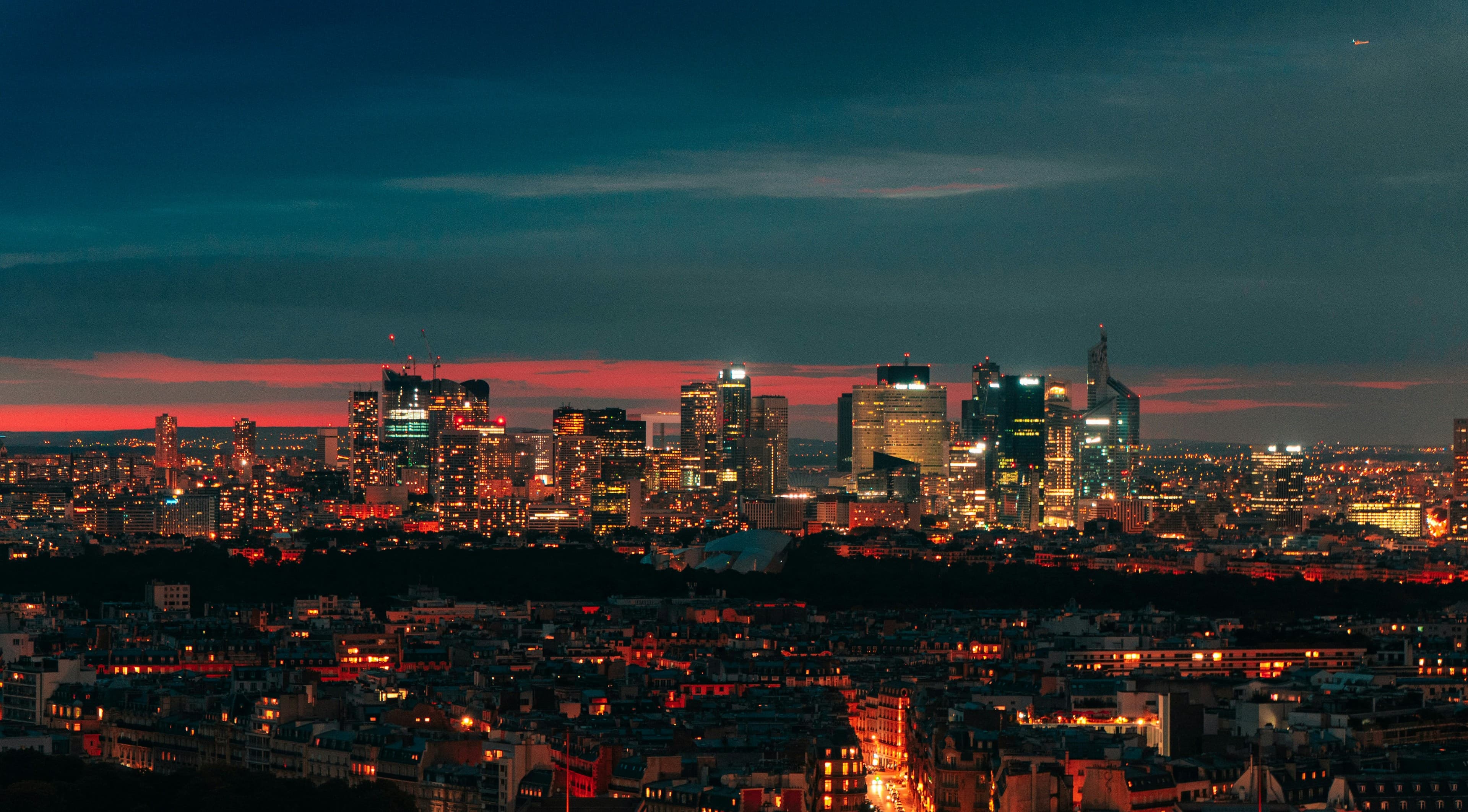 Panorama de Paris et de La Défense au crépuscule
